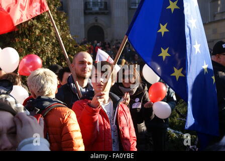 Katowice, Pologne, 19 décembre 2015, le Comité pour la défense de la démocratie (KOD) manifestation organisée en face de la voïvodie de Silésie bâtiment contre l'arrêt de la Loi et de la Justice et d'appuyer les membres de la Cour constitutionnelle et la Constitution. Slawomir Staciwa/Alamy Live News Banque D'Images