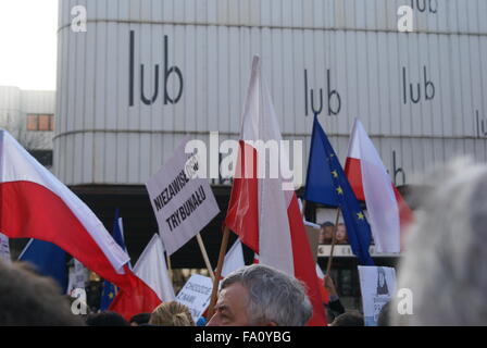 Katowice, Pologne, 19 décembre 2015, le Comité pour la défense de la démocratie (KOD) manifestation organisée en face de la voïvodie de Silésie bâtiment contre l'arrêt de la Loi et de la Justice et d'appuyer les membres de la Cour constitutionnelle et la Constitution. Slawomir Staciwa/Alamy Live News Banque D'Images