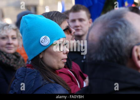 Katowice, Pologne, 19 décembre 2015, le Comité pour la défense de la démocratie (KOD) manifestation organisée en face de la voïvodie de Silésie bâtiment contre l'arrêt de la Loi et de la Justice et d'appuyer les membres de la Cour constitutionnelle et la Constitution. Slawomir Staciwa/Alamy Live News Banque D'Images