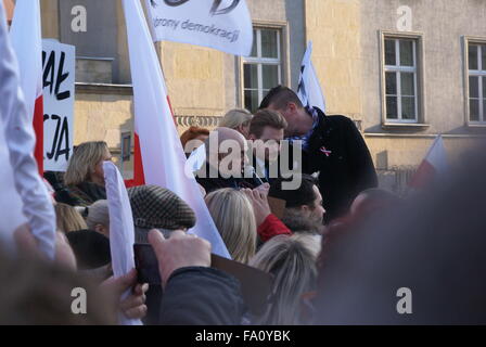 Katowice, Pologne, 19 décembre 2015, le Comité pour la défense de la démocratie (KOD) manifestation organisée en face de la voïvodie de Silésie bâtiment contre l'arrêt de la Loi et de la Justice et d'appuyer les membres de la Cour constitutionnelle et la Constitution. Slawomir Staciwa/Alamy Live News Banque D'Images