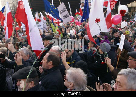 Katowice, Pologne, 19 décembre 2015, le Comité pour la défense de la démocratie (KOD) manifestation organisée en face de la voïvodie de Silésie bâtiment contre l'arrêt de la Loi et de la Justice et d'appuyer les membres de la Cour constitutionnelle et la Constitution. Slawomir Staciwa/Alamy Live News Banque D'Images