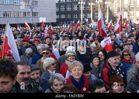 Katowice, Pologne, 19 décembre 2015, le Comité pour la défense de la démocratie (KOD) manifestation organisée en face de la voïvodie de Silésie bâtiment contre l'arrêt de la Loi et de la Justice et d'appuyer les membres de la Cour constitutionnelle et la Constitution. Slawomir Staciwa/Alamy Live News Banque D'Images