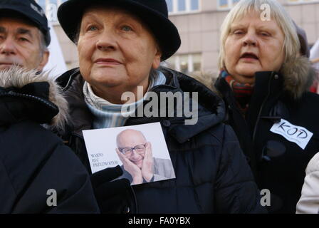 Katowice, Pologne, 19 décembre 2015, le Comité pour la défense de la démocratie (KOD) manifestation organisée en face de la voïvodie de Silésie bâtiment contre l'arrêt de la Loi et de la Justice et d'appuyer les membres de la Cour constitutionnelle et la Constitution. Slawomir Staciwa/Alamy Live News Banque D'Images