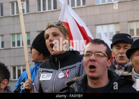 Katowice, Pologne, 19 décembre 2015, le Comité pour la défense de la démocratie (KOD) manifestation organisée en face de la voïvodie de Silésie bâtiment contre l'arrêt de la Loi et de la Justice et d'appuyer les membres de la Cour constitutionnelle et la Constitution. Slawomir Staciwa/Alamy Live News Banque D'Images