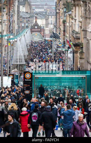 Glasgow, Royaume-Uni. Dec 19, 2015. Encouragés par le temps exceptionnellement hautes températures et le temps doux, des milliers d'acheteurs de Noël recueillis dans le Mile Style, mieux connu sous le nom de Buchanan Street, pour faire quelques achats de Noël de dernière minute. Le dernier samedi avant Noël a maintenant été surnommé 'la panique samedi". Pour ajouter à l'esprit de fête, l'Armée du Salut a joué des chants de Noël aux passants et recueilli des dons de charité. Credit : Findlay/Alamy Live News Banque D'Images