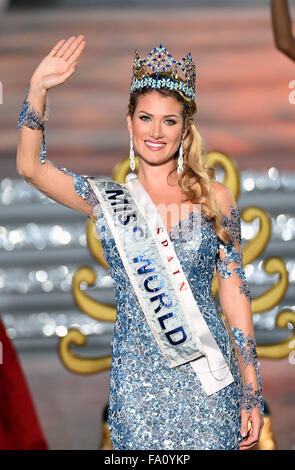 Sanya, province de Hainan en Chine. Dec 19, 2015. Gagnant du concours Miss Monde 2015 Mireia Lalaguna Royo d'Espagne vagues lors de la Grande Finale de Miss Monde à Sanya, province de Hainan en Chine du sud, le 19 décembre 2015. Participants de plus de 110 pays et régions ont participé à la finale du 65e concours de Miss Monde à Sanya samedi. Credit : Guo Cheng/Xinhua/Alamy Live News Banque D'Images