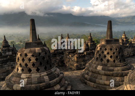 Au 9ème stupas siècle Borobudur Temple bouddhiste Mahayana, près de Yogyakarta, le centre de Java, en Indonésie, en Asie Banque D'Images