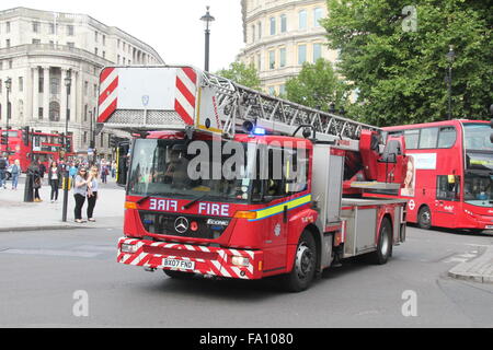 Une MERCEDES-BENZ ROUGE LONDON FIRE AND RESCUE ALP ÉCHELLE AÉRIENNE, plate forme élévatrice dans SQUARE TRAFALGER AVEC CLIGNOTEMENT DES FEUX BLEU Banque D'Images