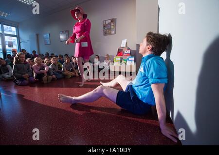 Dresde, Allemagne. Dec 18, 2015. Tim acteurs Schreiber et Andrea Poster utiliser les expressions faciales et les gestes pour illustrer le conte de Hans dans 'Chance' pour les enfants réfugiés qui n'ont pas la langue allemande, dans le cadre de la promotion de l'alphabétisation projet "Kilian" à Dresde, Allemagne, 18 décembre 2015. 16 événements avec scenic illustrations de livres pour enfants ont eu lieu dans les bibliothèques publiques de tout l'état allemand de Basse-Saxe. Photo : SEBASTIAN KAHNERT/dpa/Alamy Live News Banque D'Images