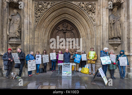 Bath, Royaume-Uni. Dec 19, 2015. Heavy Rain n'a pas refroidir l'enthousiasme de la "Baignoire arrêter la guerre Coalition', comme ils protestent contre l'extérieur de l'abbaye de Bath, le dernier week-end avant Noël. Credit : Terry Mathews/Alamy Live News Banque D'Images