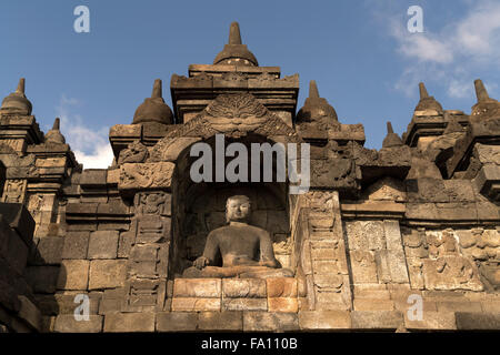 Statue de Bouddha au 9e siècle près de Borobudur Temple bouddhiste Mahayana, Yogyakarta, Java centrale, Indonésie, Asie Banque D'Images