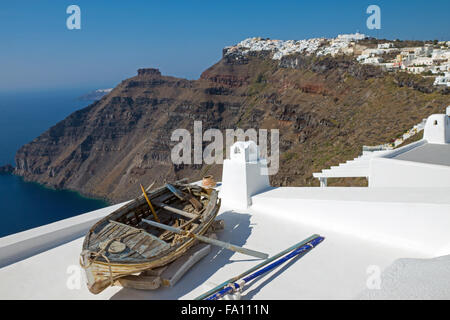 Un vieux bateau sur un toit à l'arrière et Imerovigli, Santorini Island, Grèce Banque D'Images