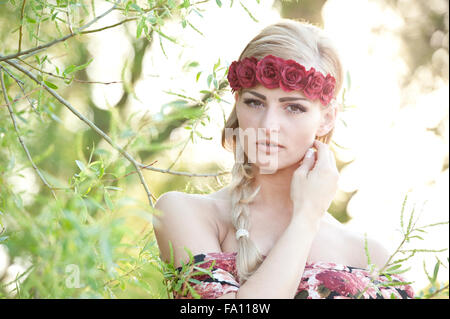 Blonde portant une couronne de fleurs Banque D'Images