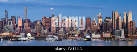 Grattes-ciel de Manhattan Midtown West & la Rivière Hudson. Vue panoramique en début de soirée avec la lune et le New York City skyline. Banque D'Images