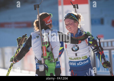 Pokljuka, la Slovénie. Dec 19, 2015. Marie Dorin Habert de France et Laura Dahlmeier de Allemagne féliciter dans l'aire d'arrivée à l'égard des femmes 10km poursuite à la Coupe du Monde de biathlon à Pokljuka. Credit : Rok Rakun/Pacific Press/Alamy Live News Banque D'Images