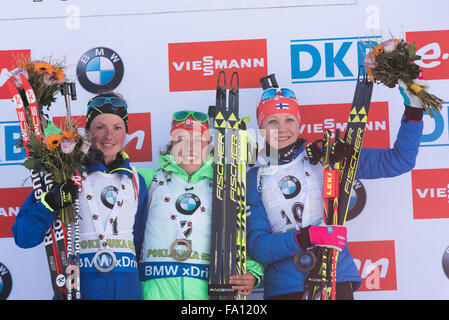 Pokljuka, la Slovénie. Dec 19, 2015. De gauche à droite : Marie Dorin Habert à partir de la France, Laura Dahlmeier de Allemagne et Kaisa Makarainen, les gagnants de la femme 10km poursuite à la Coupe du Monde de biathlon à Pokljuka. Credit : Rok Rakun/Pacific Press/Alamy Live News Banque D'Images