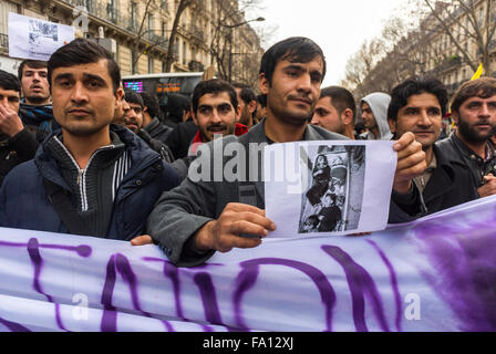 Paris, France. Droits des immigrants migrants réfugiés démonstration, foule avec Afghanistan Homme tenant un panneau de protestation sur la rue, immigrants internationaux, réfugiés hommes