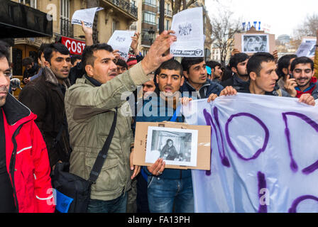 Paris, France, droits des immigrants migrants démonstration, foule avec l'Afghanistan hommes tenant des signes de protestation, photos, sur la rue, immigrants internationaux, travail des immigrants