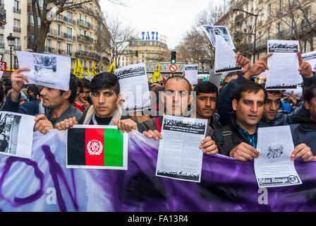 Paris, France, droits des immigrants migrants manifestation, foule avec l'Afghanistan hommes tenant des panneaux de protestation militante dans la rue, manifestations de droits des citoyens, immigrants internationaux, hommes réfugiés
