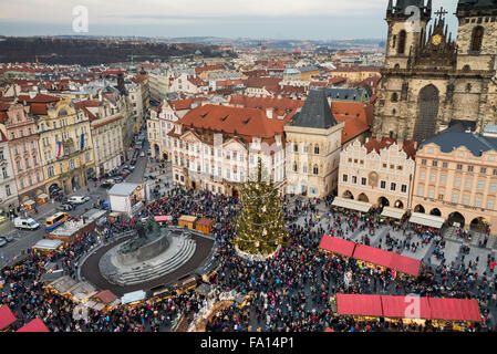 Marchés de Noël de la place de la vieille ville de Prague. Vue panoramique de la tour, Prague, République Tchèque Banque D'Images