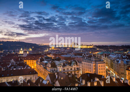 Marchés de Noël de la place de la vieille ville de Prague. Vue panoramique de la tour, Prague, République Tchèque Banque D'Images