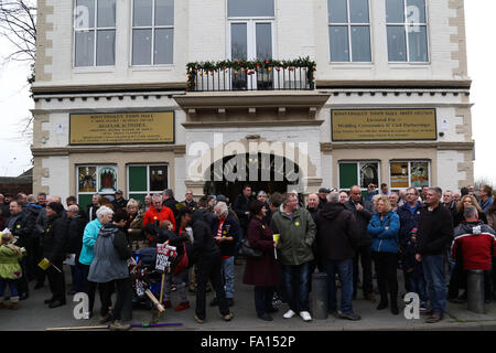 Knottingley, West Yorkshire, Royaume-Uni. Dec 19, 2015. Mars à Knottingley mineurs dans le West Yorkshire après la fermeture de la mine à proximité Kellingley hier. Connu localement comme le grand K, Kellingley était la dernière exploitation minière de charbon profondes au Royaume-Uni. La clôture marque la fin de ce qui était autrefois une industrie géante en Grande-Bretagne. Crédit : Ian Hinchliffe/Alamy Live News Banque D'Images