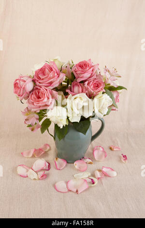 Studio still life of roses rose et blanc dans un vieux pot Banque D'Images