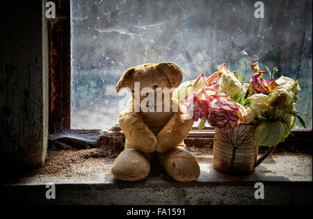 Ours Vintage décolorée avec roses dans un paramètre grungy Banque D'Images