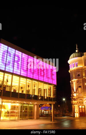 Le théâtre Crucible (l) et le Lyceum Theatre (r) sur Tudor Square dans le centre-ville de Sheffield, South Yorkshire, Angleterre, Royaume-Uni Banque D'Images