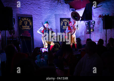 Les hommes à l'accordéon et sousaphone Un allemand sur le thème le bavarois incroyable Stompers' Oompah band partie nuit dans un pub, Le Pays de Galles UK Banque D'Images