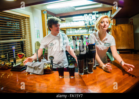 Des études universitaires de premier cycle des élèves acteurs de théâtre d'une production spécifique au site de la pièce "deux" par Jim Cartwright, sur l'emplacement dans la salle de bar de l'Coopers Arms pub, Aberystwyth, Pays de Galles UK Banque D'Images