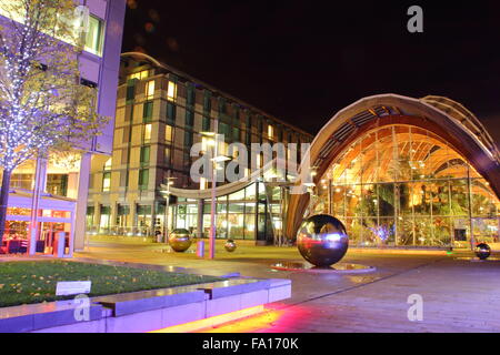 Le Jardin d'hiver (r) et St Paul's Hotel and Spa sur place du millénaire par St Paul's Place en centre-ville de Sheffield, UK Banque D'Images