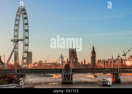 Recherche le long de la Tamise vers le Parlement et le London Eye, London 2015 Banque D'Images