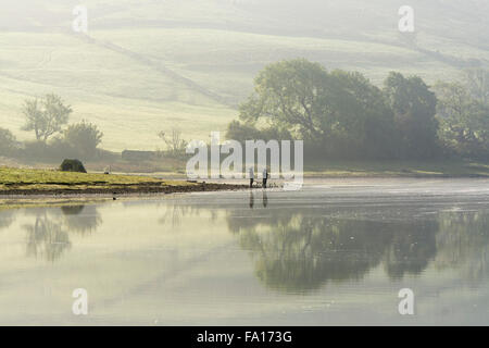 Les pêcheurs de semer de l'eau dans le Yorkshire Dales National Park sur un matin d'automne. Le Yorkshire, UK Banque D'Images