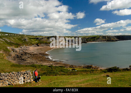 Mewslade Bay, South Gower Coast, au Pays de Galles UK femelle avec chiens, randonnée pédestre de la côte. Banque D'Images