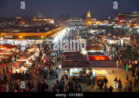 Crépuscule sur la place Jemaa el-Fna à Marrakech au Maroc Banque D'Images