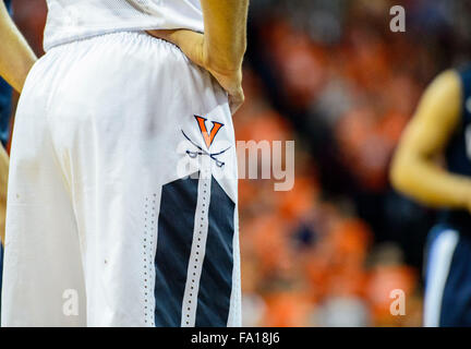 La Virginia Cavaliers logo sur une paire de shorts pendant le match de basket-ball de NCAA entre les Wildcats de Villanova et le Virginia cavaliers à la John Paul Jones Arena le 19 décembre 2015 à Charlottesville, VA. Jacob Kupferman/CSM Banque D'Images