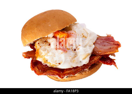 Un délicieux pain d'oeufs et bacon sur un fond blanc. Oeufs et bacon bun. Banque D'Images