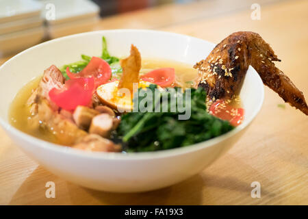 Les nouilles ramen japonais (orge grillée poulet), de La Prairie Boutique de nouilles à Edmonton, Alberta, Canada. Banque D'Images