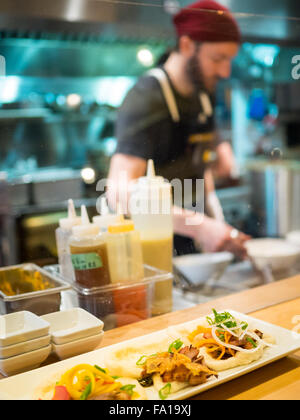 Un chef engagé dans la préparation de l'aliment à la Prairie Noodle Shop, un restaurant de ramen à Edmonton, Alberta, Canada. Banque D'Images