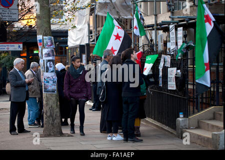 Londres, Royaume-Uni. 19 Décembre, 2015. Une manifestation des Syriens le samedi à l'extérieur de l'ambassade de Russie au cours de l'appui continu par les Russes par le président Assad de Syrie. Leur revendication était que plus de civils meurent sous les bombardements russes de la Syrie que de toute autre source, y compris Isil. Crédit : Jane Campbell/Alamy Live News Banque D'Images
