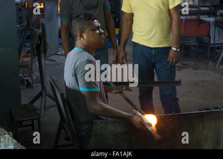 Un homme l'élaboration de verre en fusion à l'Ile Maurice Glass Gallery Banque D'Images