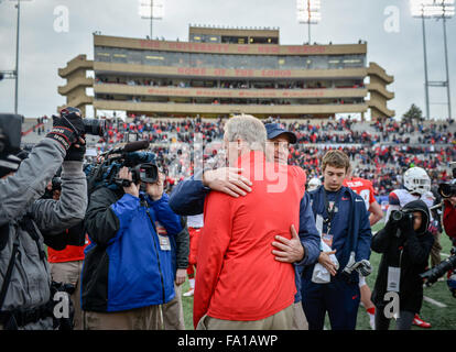 Albuquerque, Nouveau Mexique, USA. Dec 19, 2015. Journal.Arizona entraîneur en chef riche Rodriguez(CQ), face à la caméra, et l'entraîneur de l'UNM Bob Davie(CQ) hug au milieu de terrain après le match samedi après-midi dans le Nouveau Mexique au Bol Gildan University Stadium. Albuquerque, Nouveau Mexique © Roberto E. Rosales/Albuquerque Journal/ZUMA/Alamy Fil Live News Banque D'Images