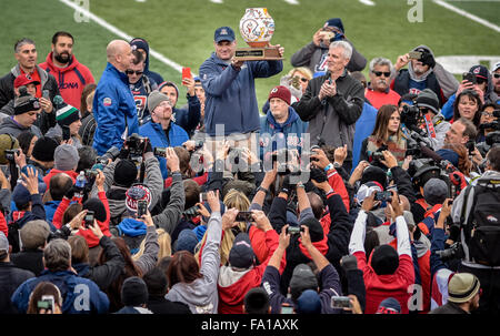 Albuquerque, Nouveau Mexique, USA. Dec 19, 2015. Journal.Une salle comble sont venus voir les Lobos jouer Arizona samedi après-midi dans le Nouveau Mexique au Bol Gildan University Stadium. Sur la photo est l'entraîneur-chef de l'Arizona riche Rodriguez(CQ) de lever l'trophée pour gagner. Albuquerque, Nouveau Mexique © Roberto E. Rosales/Albuquerque Journal/ZUMA/Alamy Fil Live News Banque D'Images