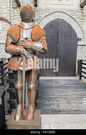 Armure médiévale en face de l'entrée d'un château. Banque D'Images