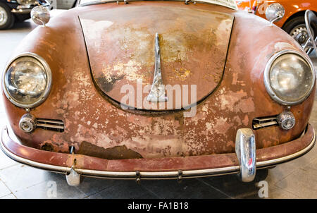 Vérone, Italie - CIRCA MAI 2015 : Détail de la vieille voiture rouillée allemand appelé 'beetle' pour être restauré. Banque D'Images