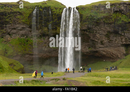 Les touristes visitant la cascade de Seljalandsfoss en Islande en août Banque D'Images