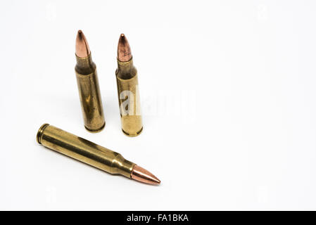 5.56 balles de fusil isolé sur fond blanc Banque D'Images