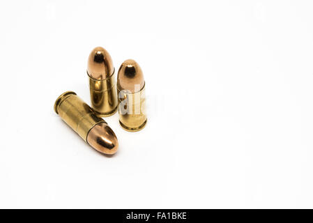 Balle Pistolet 9mm Isolé Sur Fond Blanc. Banque D'Images et Photos Libres  De Droits. Image 88762332