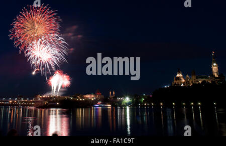 Ottawa, Canada, feu d'artifice dans la ville. Banque D'Images